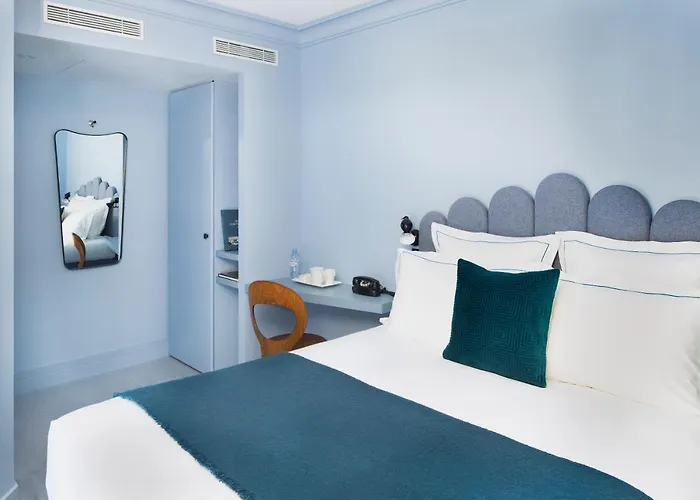 Celeste Batignolles Montmartre 4* Париж